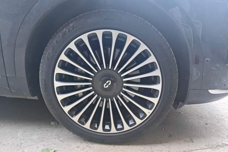Used Hima AITO M9 2024 Range-Extended Ultra Version 42 kWh 6-Seater Model Right Front Wheel Hub