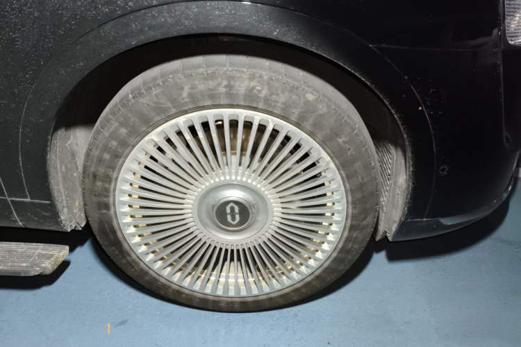 Used Hima AITO M9 2024 Range-Extended Ultra Version 52 kWh 5-Seater Model Right Front Wheel Hub