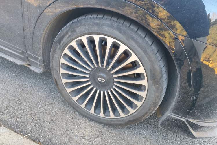 Used Hima AITO M9 2024 Range-Extended Ultra Version 42 kWh 6-Seater Model Right Front Wheel Hub