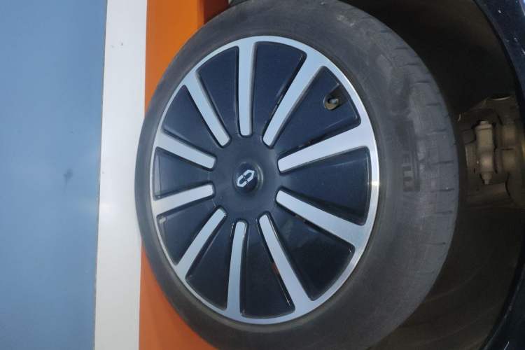 Used Hima AITO M9 2024 Range-Extended Ultra Version 42 kWh 6-Seater Model Right Front Wheel Hub