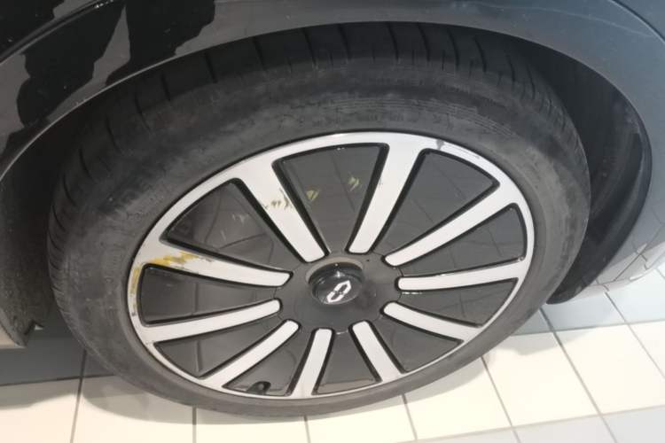 Used Hima AITO M9 2024 Range-Extended Max Edition 52 kWh 6-Seater Version Right Front Wheel Hub