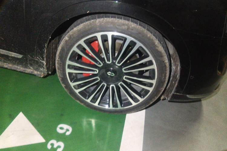 Used Hima AITO M9 2024 Range-Extended Ultra Version 52 kWh 6-Seater Model Right Front Wheel Hub