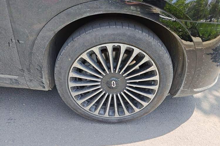 Used Hima AITO M9 2024 Range-Extended Ultra Version 52 kWh 6-Seater Model Right Front Wheel Hub