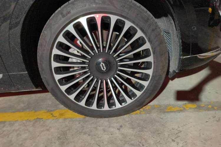 Used Hima AITO M9 2024 Range-Extended Ultra Version 42 kWh 6-Seater Model Right Front Wheel Hub