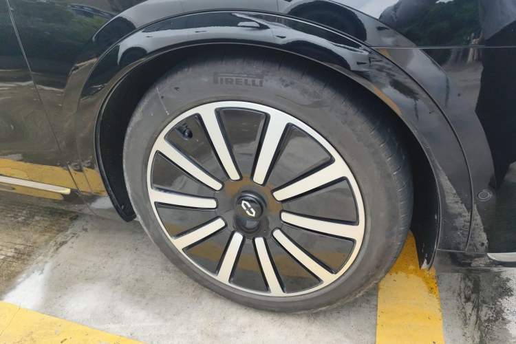 Used Hima AITO M9 2024 All-Electric Ultra Version 100 kWh 6-Seater Model Right Front Wheel Hub