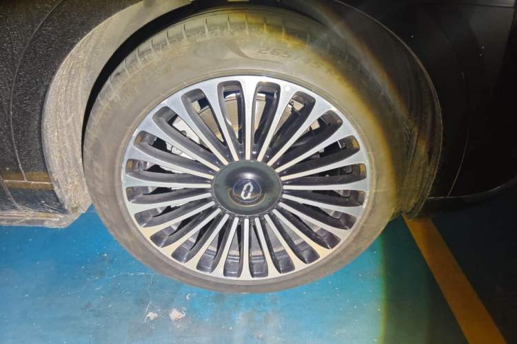 Used Hima AITO M9 2024 Range-Extended Ultra Version 52 kWh 5-Seater Model Right Front Wheel Hub