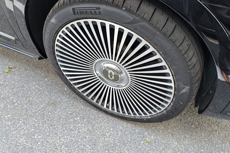Used Hima AITO M9 2024 Range-Extended Max Edition 42 kWh 6-Seater Version Right Front Wheel Hub