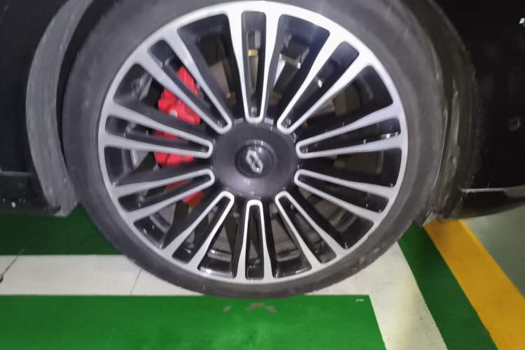 Used Hima AITO M9 2024 Range-Extended Max Edition 42 kWh 6-Seater Version Right Front Wheel Hub
