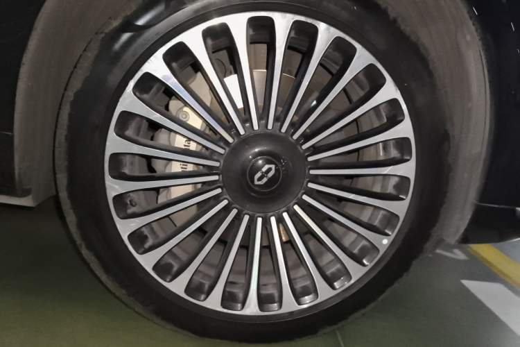 Used Hima AITO M9 2024 Range-Extended Ultra Version 42 kWh 6-Seater Model Right Front Wheel Hub
