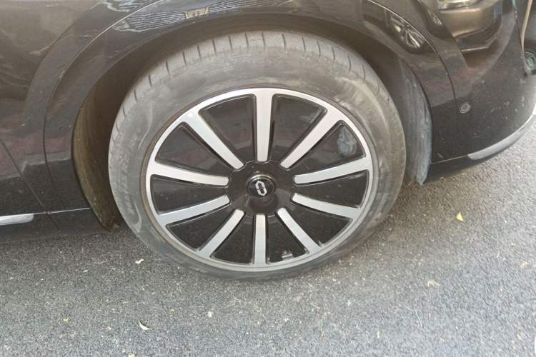 Used Hima AITO M9 2024 All-Electric Max Version 100 kWh 6-Seater Right Front Wheel Hub