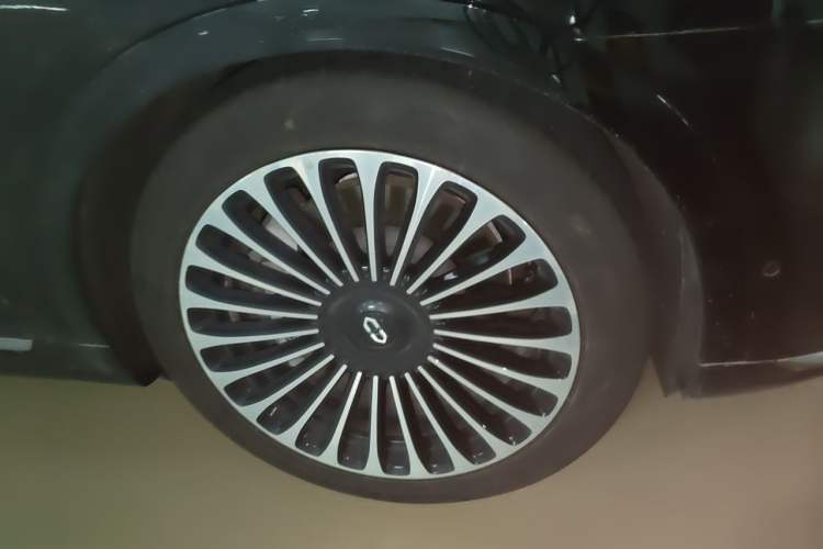 Used Hima AITO M9 2024 Range-Extended Ultra Version 42 kWh 6-Seater Model Right Front Wheel Hub
