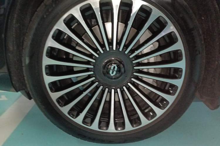 Used Hima AITO M9 2024 Range-Extended Max Edition 52 kWh 6-Seater Version Right Front Wheel Hub