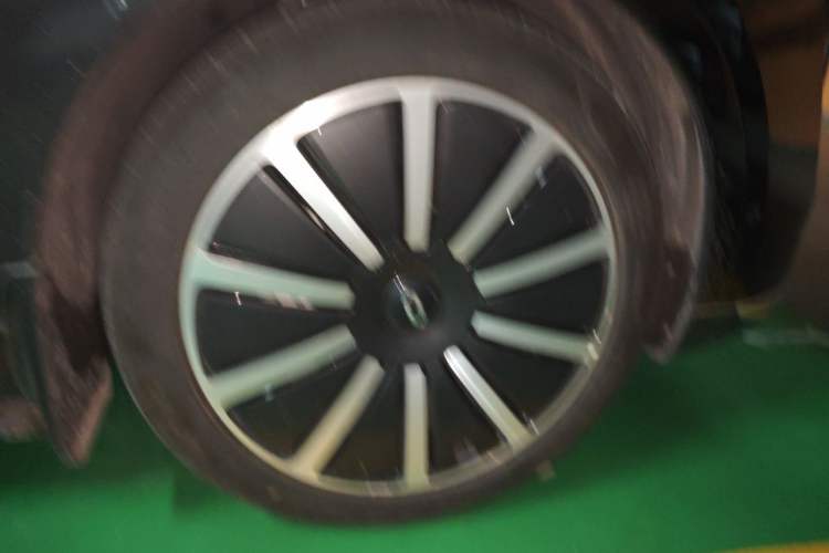 Used Hima AITO M9 2024 Range-Extended Max Edition 42 kWh 5-Seater Version Right Front Wheel Hub