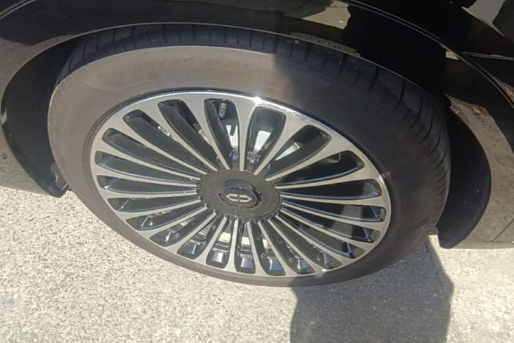 Used Hima AITO M9 2024 All-Electric Ultra Version 100 kWh 5-Seater Model Right Front Wheel Hub