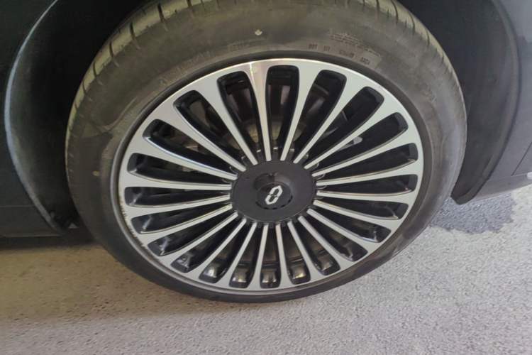 Used Hima AITO M9 2024 Range-Extended Ultra Version 52 kWh 5-Seater Model Right Front Wheel Hub