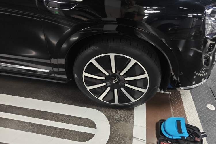 Used Hima AITO M9 2024 Range-Extended Ultra Version 52 kWh 5-Seater Model Right Front Wheel Hub