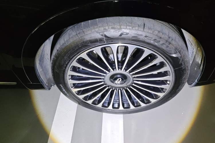 Used Hima AITO M9 2024 Range-Extended Max Edition 42 kWh 6-Seater Version Right Front Wheel Hub