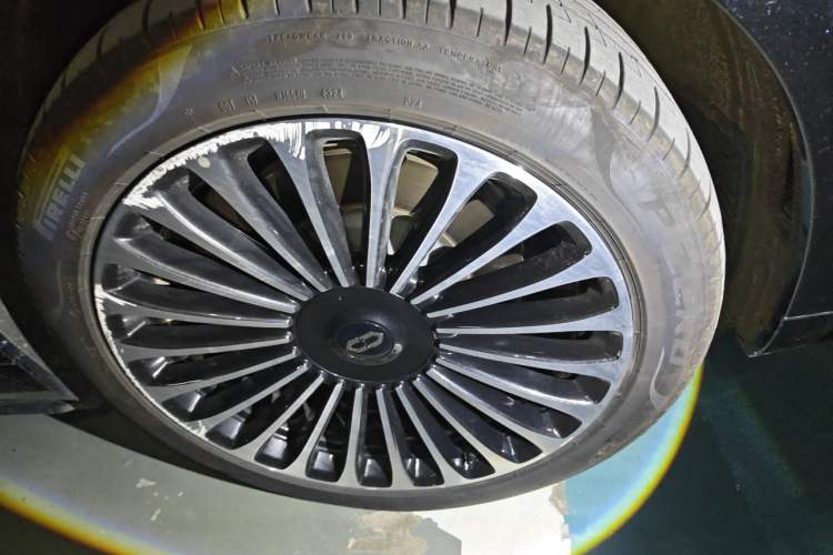 Used Hima AITO M9 2024 Range-Extended Ultra Version 52 kWh 5-Seater Model Right Front Wheel Hub