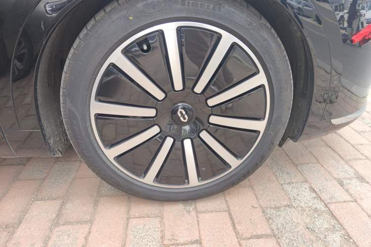 Used Hima AITO M9 2024 Range-Extended Ultra Version 42 kWh 6-Seater Model Right Front Wheel Hub