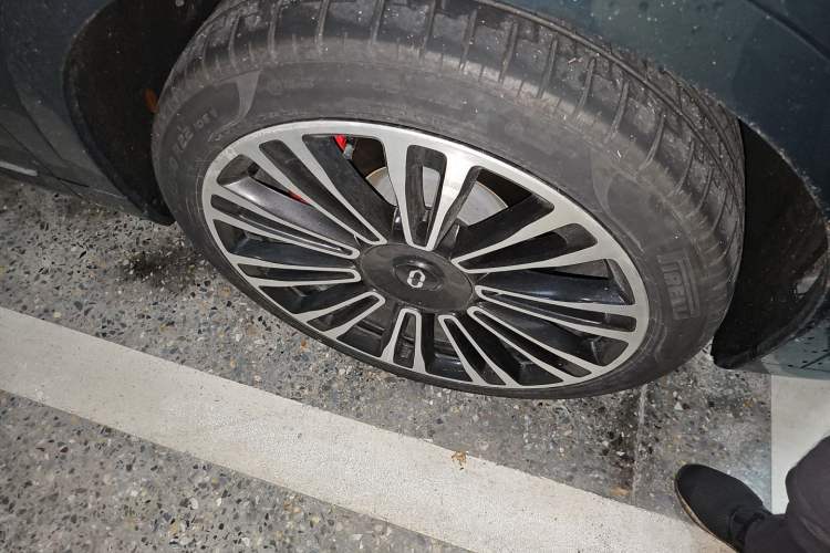 Used Hima AITO M9 2024 All-Electric Ultra Version 100 kWh 6-Seater Model Right Front Wheel Hub