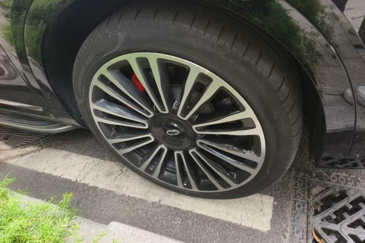Used Hima AITO M9 2024 All-Electric Ultra Version 100 kWh 6-Seater Model Right Front Wheel Hub