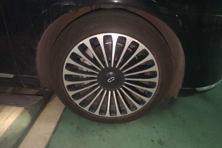 Used Hima AITO M9 2024 Range-Extended Ultra Version 52 kWh 5-Seater Model Right Front Wheel Hub