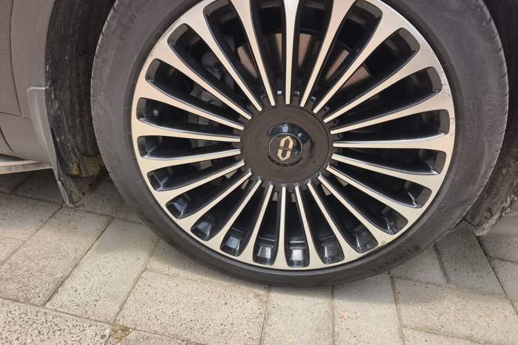 Used Hima AITO M9 2024 Range-Extended Max Edition 42 kWh 5-Seater Version Right Front Wheel Hub