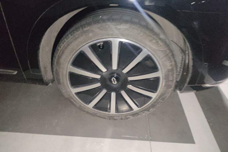 Used Hima AITO M9 2024 Range-Extended Max Edition 42 kWh 6-Seater Version Right Front Wheel Hub