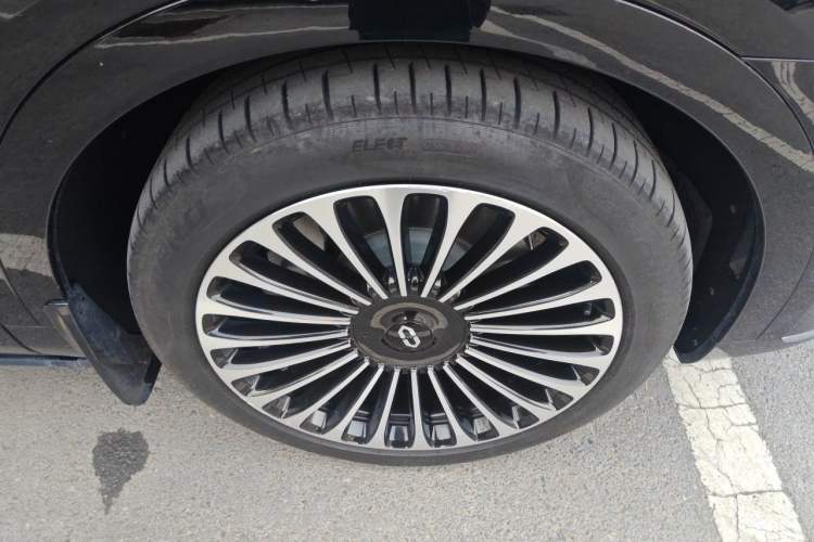 Used Hima AITO M9 2024 Range-Extended Max Edition 52 kWh 6-Seater Version Right Front Wheel Hub