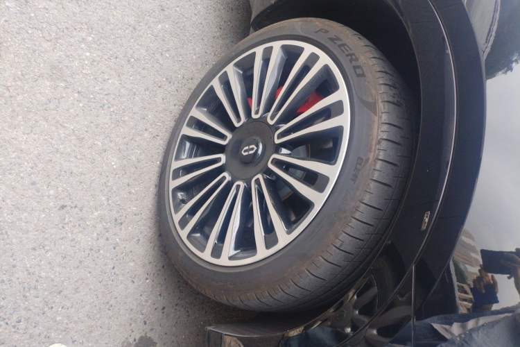 Used Hima AITO M9 2024 All-Electric Ultra Version 100 kWh 5-Seater Model Right Front Wheel Hub