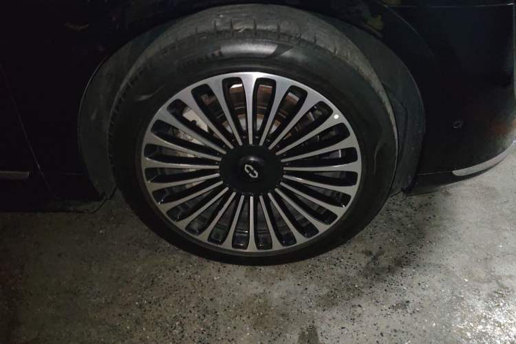 Used Hima AITO M9 2024 Range-Extended Ultra Version 52 kWh 5-Seater Model Right Front Wheel Hub
