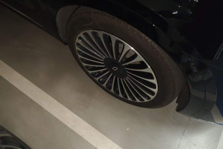 Used Hima AITO M9 2024 All-Electric Ultra Version 100 kWh 6-Seater Model Right Front Wheel Hub
