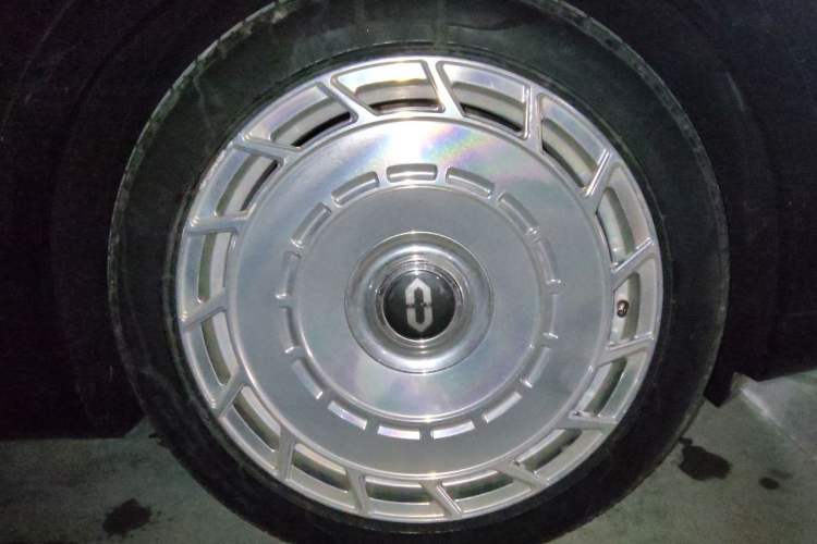 Used Hima AITO M9 2024 Range-Extended Ultra Version 42 kWh 6-Seater Model Right Front Wheel Hub