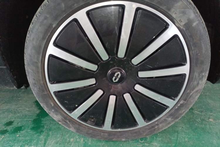 Used Hima AITO M9 2024 Range-Extended Max Edition 42 kWh 6-Seater Version Right Front Wheel Hub