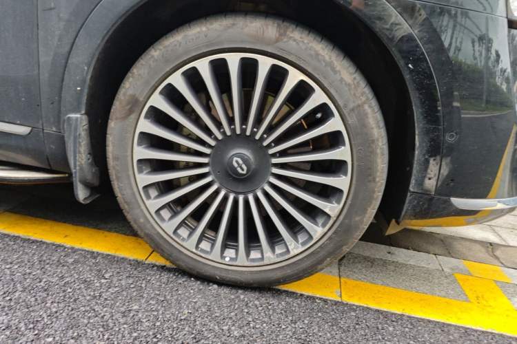 Used Hima AITO M9 2024 All-Electric Ultra Version 100 kWh 6-Seater Model Right Front Wheel Hub
