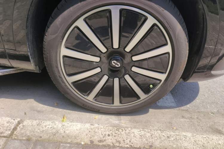 Used Hima AITO M9 2024 Range-Extended Ultra Version 42 kWh 6-Seater Model Right Front Wheel Hub
