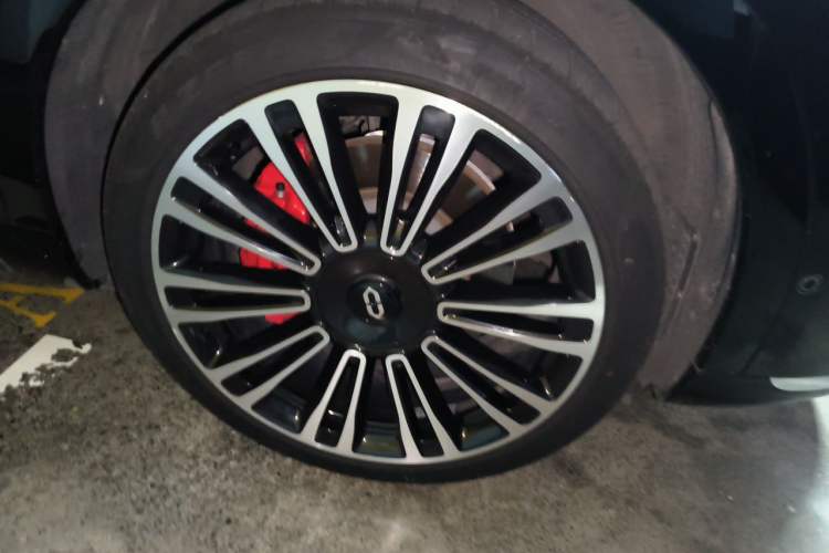 Used Hima AITO M9 2024 Range-Extended Ultra Version 42 kWh 6-Seater Model Right Front Wheel Hub