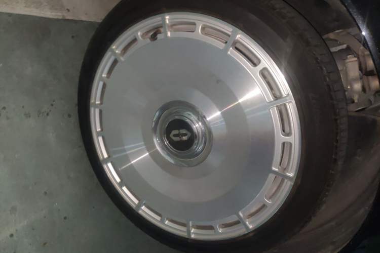 Used Hima AITO M9 2024 Range-Extended Ultra Version 42 kWh 6-Seater Model Right Front Wheel Hub