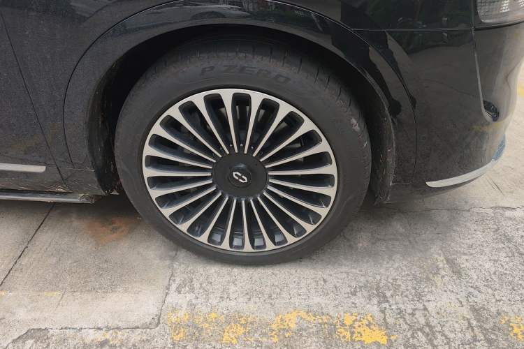 Used Hima AITO M9 2024 Range-Extended Ultra Version 52 kWh 6-Seater Model Right Front Wheel Hub