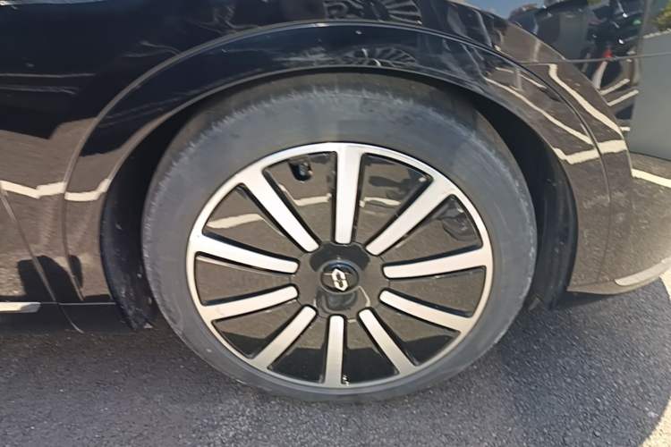 Used Hima AITO M9 2024 Range-Extended Max Edition 42 kWh 6-Seater Version Right Front Wheel Hub