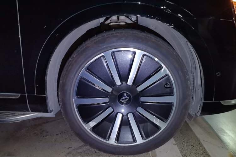 Used Hima AITO M9 2024 Range-Extended Ultra Version 52 kWh 6-Seater Model Right Front Wheel Hub