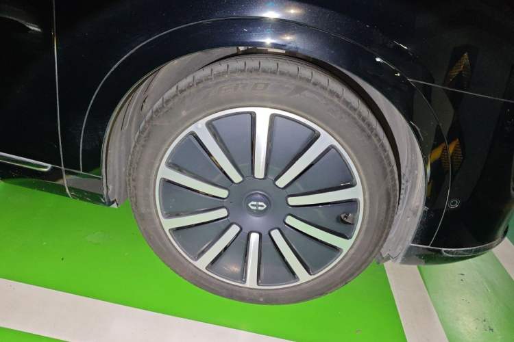 Used Hima AITO M9 2024 Range-Extended Ultra Version 52 kWh 6-Seater Model Right Front Wheel Hub