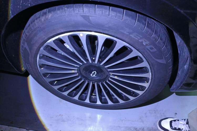 Used Hima AITO M9 2024 Range-Extended Ultra Version 42 kWh 6-Seater Model Right Front Wheel Hub