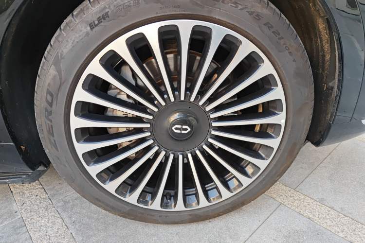 Used Hima AITO M9 2024 Range-Extended Ultra Version 52 kWh 6-Seater Model Right Front Wheel Hub