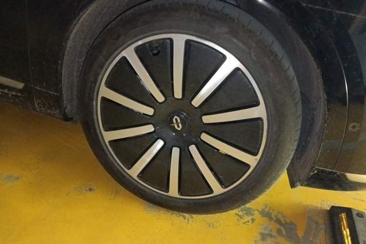Used Hima AITO M9 2024 Range-Extended Max Edition 42 kWh 6-Seater Version Right Front Wheel Hub