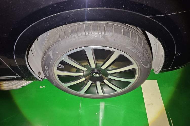 Used Hima AITO M9 2024 Range-Extended Ultra Version 52 kWh 6-Seater Model Right Front Wheel Hub