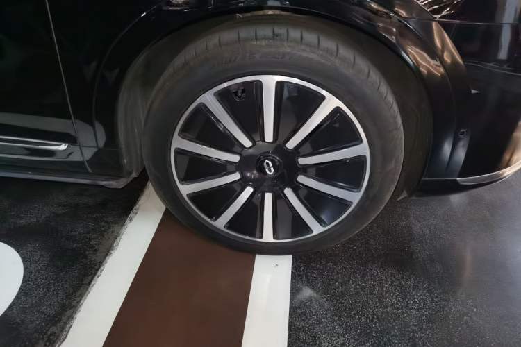Used Hima AITO M9 2024 Range-Extended Ultra Version 52 kWh 5-Seater Model Right Front Wheel Hub
