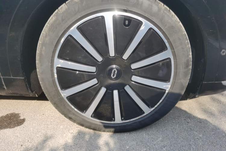 Used Hima AITO M9 2024 Range-Extended Ultra Version 52 kWh 6-Seater Model Right Front Wheel Hub