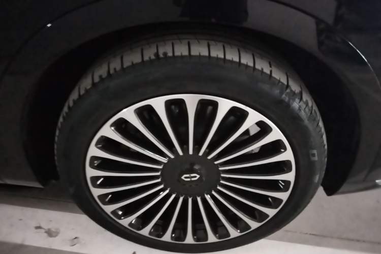 Used Hima AITO M9 2024 Range-Extended Ultra Version 52 kWh 6-Seater Model Right Front Wheel Hub