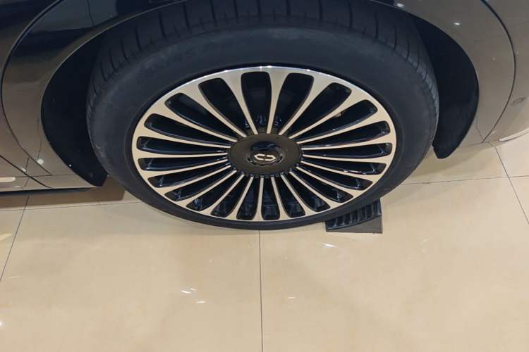 Used Hima AITO M9 2024 Range-Extended Ultra Version 52 kWh 5-Seater Model Right Front Wheel Hub